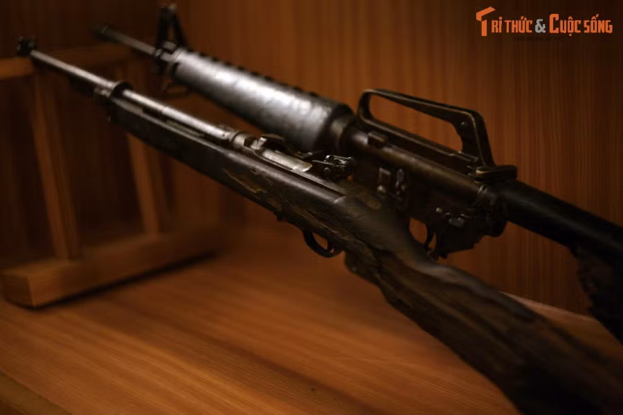 Súng tiểu liên AR15 của Anh hùng Lực lượng Vũ trang Nhân dân Lê Thị Hồng Gấm và súng trường carbin của Anh hùng Lực lượng Vũ trang Nhân dân Nguyễn Thị Út (chị Út Tịch) sử dụng trong kháng chiến chống Mỹ. Hiện vật của Bảo tàng Phụ nữ Nam Bộ (TP HCM).