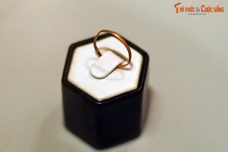 Chiếc nhẫn nhà cách mạng Nguyễn Thị Minh Khai - một trong những người lãnh đạo Đảng Cộng sản Đông Dương trong giai đoạn 1930-1940 - tặng đồng chí Nguyễn Thị Nhuận, người cùng hoạt động cách mạng. Hiện vật của Bảo tàng Phụ nữ Việt Nam (Hà Nội).