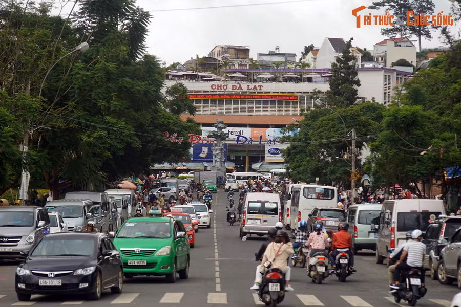 Năm 1958, khu vực trung tâm thành phố Đà Lạt được quy hoạch lại. Vùng đất trống dưới thung lũng cạnh khu chợ hiện thời được dùng để xây một ngôi chợ mới có quy mô lớn hơn, chính là chợ Đà Lạt hiện tại.