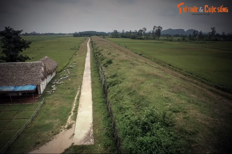 Theo tính toán của Hồ Quý Ly, đất này là một vùng đất tốt có hình như quả ấn của trời, lại có long mạch dài hàng ngàn cây số là con sông Mã. Xung quanh lại có nhiều “tiểu long”chầu vào long mạch chủ.