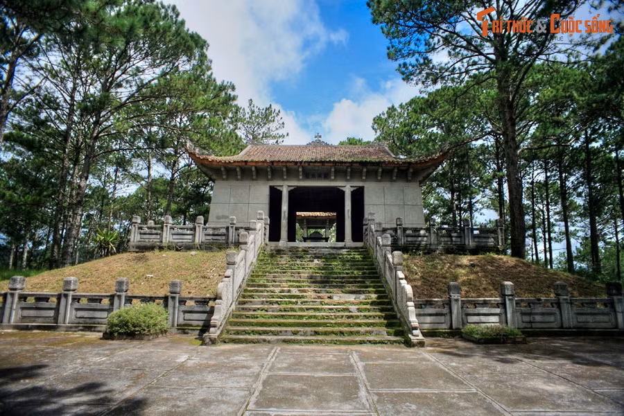 3. Nằm trên một ngọn đồi cao ở phía Tây Nam thành phố Đà Lạt, lăng Nguyễn Hữu Hào là nơi an nghỉ của song thân hoàng hậu Nam Phương - ông Nguyễn Hữu Hào và bà Lê Thị Bính. Công trình được đích thân hoàng hậu cho xây dựng năm 1939. 