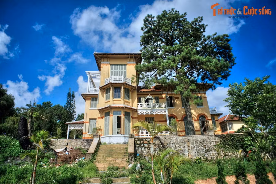 1. Nằm trong khuôn viên Bảo tàng tỉnh Lâm Đồng, cung Nam Phương hoàng hậu là một trong những dinh thự cổ nổi tiếng bậc nhất Đà Lạt. Đây vốn là cơ ngơi của Quận công Nguyễn Hữu Hào, cha đẻ của hoàng hậu Nam Phương.