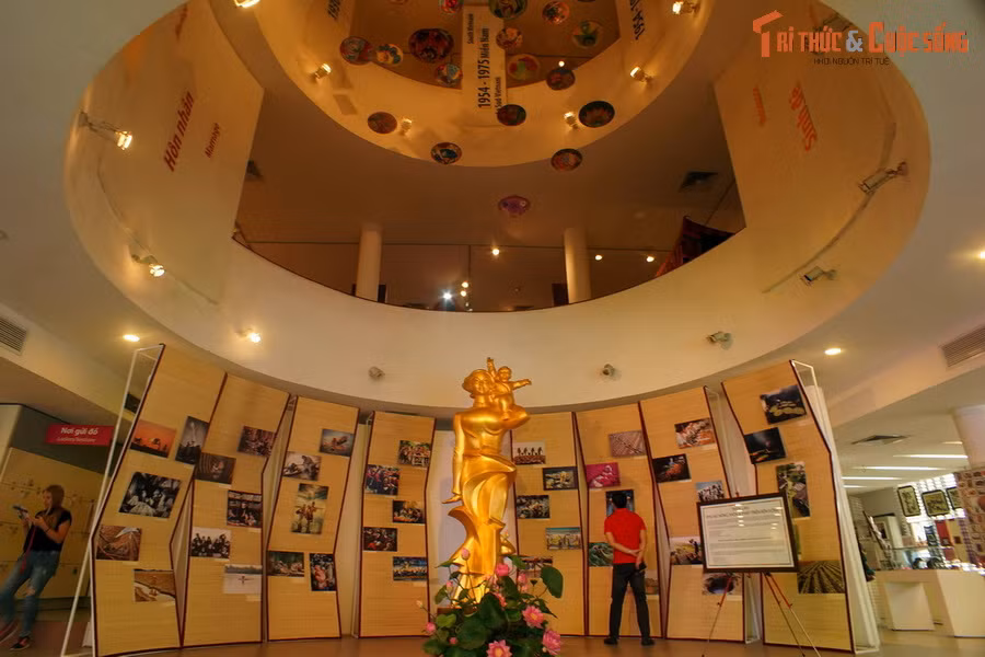 1. Nằm ở số 36 Lý Thường Kiệt, khu vực trung tâm Thủ đô Hà Nội, Bảo tàng Phụ nữ Việt Nam là một trong số ít các bảo tàng ở Việt Nam được biết đến rộng rãi trên bản đồ du lịch quốc tế. Cơ sở này được thành lập năm 1987, trực thuộc Hội Liên hiệp Phụ nữ Việt Nam.