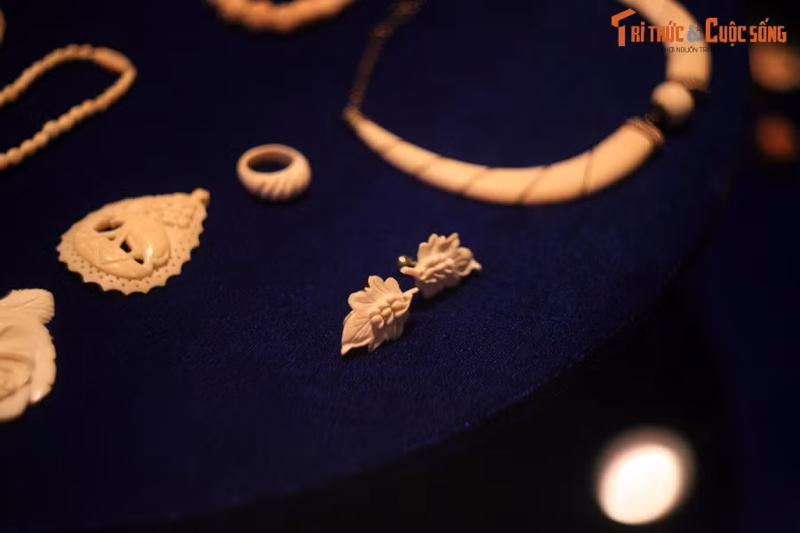 Các hiện vật của Bảo tàng được thu thập tại nhiều địa phương, thuộc nhiều thời kỳ khác nhau, phản ánh nhiều mặt đời sống của phụ nữ Nam Bộ theo dòng lịch sử. Ngoài ra nơi đây còn có gần 15.000 tài liệu phim ảnh và 11.000 đầu sách về phụ nữ Nam Bộ.