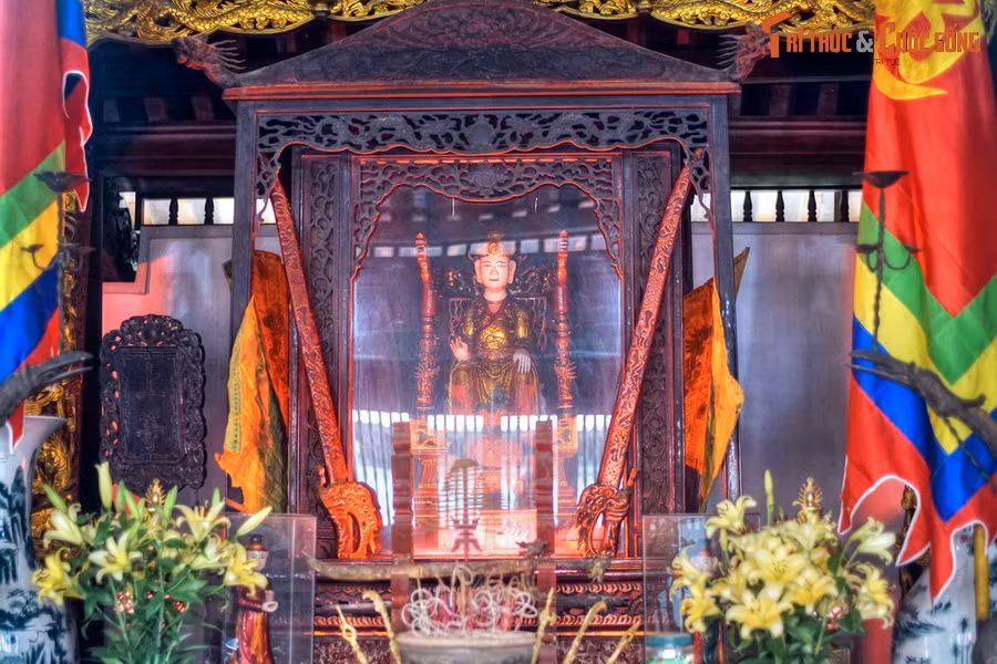 Hậu cung có tượng Vua Bà ngồi trên ngai. Bên phải thờ phụ thân của bà, bên trái thờ phụ mẫu của bà. Lễ hội đền Bà được tổ chức từ ngày 21 – 24 tháng 2 Âm lịch. Ngày lễ này diễn ra với nhiều hoạt động truyền thống như tế lễ, rước kiệu, tế nữ quan, lễ Mộc dục, tế Phụng Nghinh…
