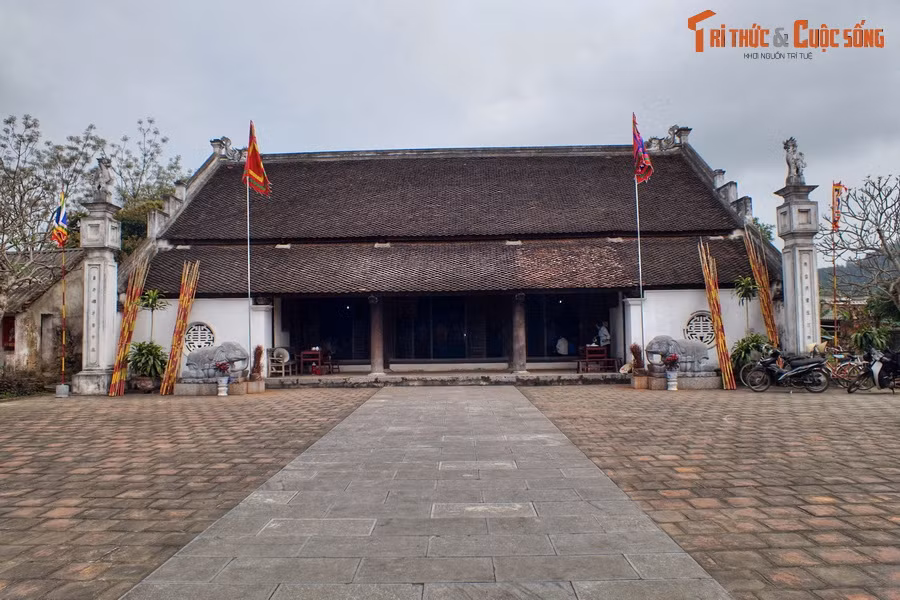 Sau nhiều thăng trầm của lịch sử, kiến trúc của đình làng Phú Điền vẫn được bảo tồn khá tốt, và đây là một trong những ngôi đình điển hình của người Việt xưa. Về tổng quan, tòa đình là công trình kiến trúc gỗ được xây dựng bề thế, cầu kỳ, với ba gian hai chái.