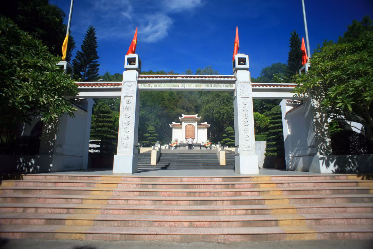 Các tiểu đội thanh niên xung phong đi sau lao đến nhưng không còn thấy một ai, không nghe thấy một tiếng người. Cả 10 cô đã hi sinh khi còn rất trẻ, phần lớn chưa lập gia đình... Sự hi sinh của 10 nữ thanh niên xung phong ở Ngã ba Đồng Lộc là biểu tượng cô đọng cho tinh thần Anh hùng – Bất khuất – Trung hậu – Đảm đang của người phụ nữ Việt Nam cũng như của toàn thể lực lượng thanh niên xung phong thời kháng chiến chống Mỹ.