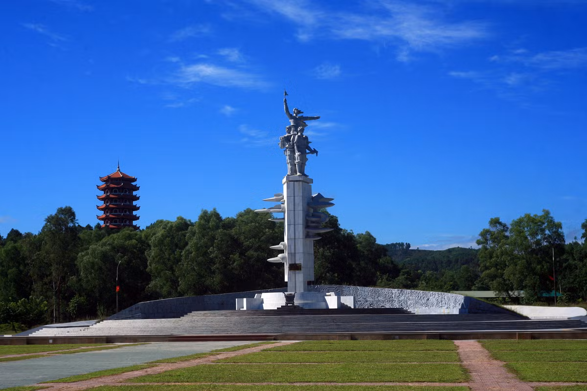 2. Nằm trong khu Di tích lịch sử Ngã ba Đồng Lộc (huyện Can Lộc, tỉnh Hà Tĩnh), tượng đài Chiến thắng là công trình tôn vinh ý chí quyết thắng và sự hi sinh của lực lượng thanh niên xung phong, bộ đội, công nhân, dân quân du kích... trên đường mòn Hồ Chí Minh thời kháng chiến chống Mỹ. Tâm điểm của tượng đài là hình ảnh người nữ thanh niên xung phong vươn cao, phất cờ hiệu dẫn đường cho các đoàn xe tiến vào miền Nam.