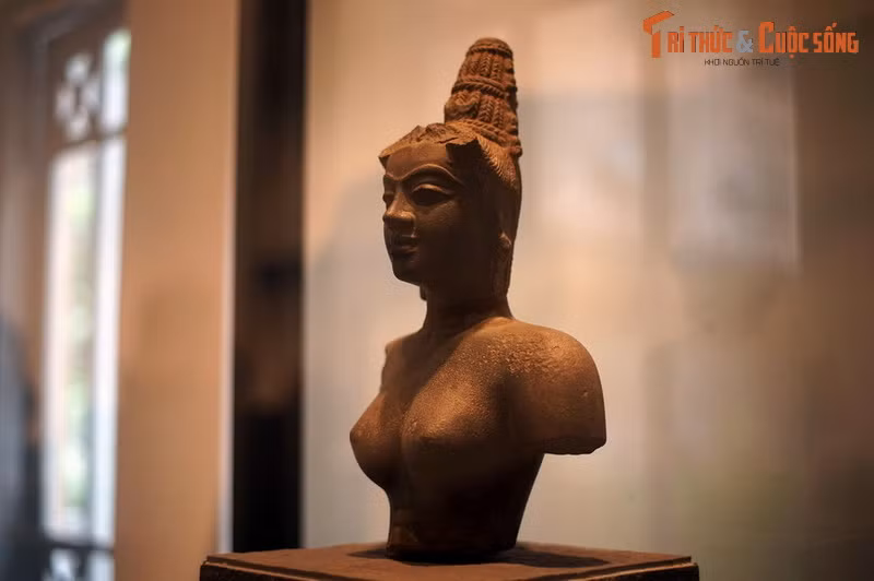 Bảo vật quốc gia - Tượng nữ thần Devi, văn hóa Chăm, có niên đại vào thế kỷ 9. Hiện vật của Bảo tàng Lịch sử TP HCM.