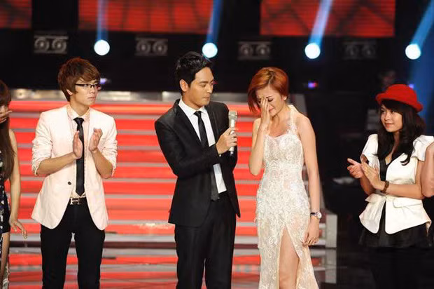 Cụ thể, vào năm 2012, khi Phương Uyên là Giám đốc âm nhạc của The Voice, Thiều Bảo Trang là thí sinh của cuộc thi này. Thời điểm đó xuất hiện tin đồn Phương Uyên thiên vị và có tình cảm với Thiều Bảo Trang nên đã sắp xếp để cô đoạt giải cao nhất. Giữa ồn ào, Bảo Trang đã rút khỏi cuộc thi và Phương Uyên cũng rời chức vụ Giám đốc âm nhạc The Voice.