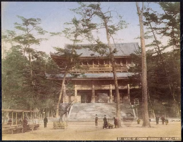 Cổng vào một ngôi chùa Phật giáo ở Kyoto. Ảnh VT