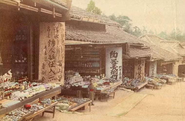Hàng quán bày bán hàng loạt đồ ở Kiyomizu, Kyoto. Ảnh VT