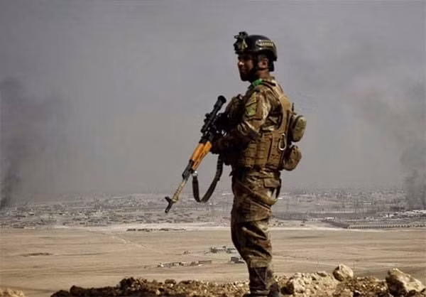 Người lính Iraq thuộc Sư đoàn 9 đứng trên một cứ điểm cao để quan sát các động tĩnh phía dưới. Ảnh FNA