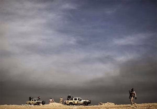 Hai xe quân sự Iraq dừng ở đoạn đường trên cao nhìn xuống phía dưới. Ảnh FNA