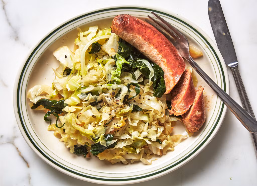 Làm salad xúc xích.