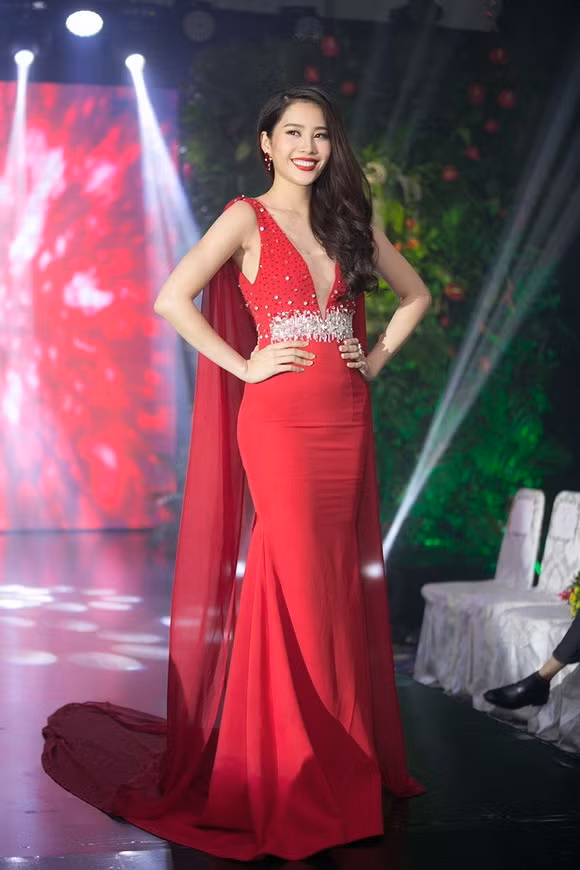 Chiếc váy dạ hội bó sát màu đỏ cực sexy, quyến rũ được Nam Em diện tại cuộc thi Hoa hậu Trái đất 2016.