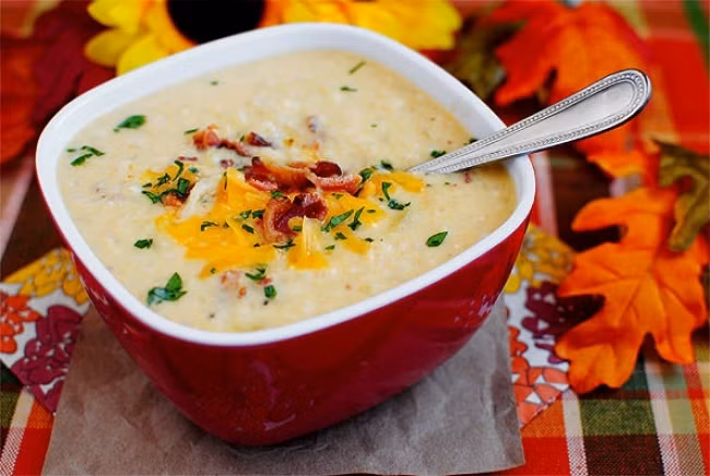 Chowder là một món súp nổi tiếng ở Mỹ. Nó được nấu theo những cách khác nhau trong các phần khác nhau của đất nước như: thịt xông khói, cá, tôm, bông cải xanh hoặc ngô...
