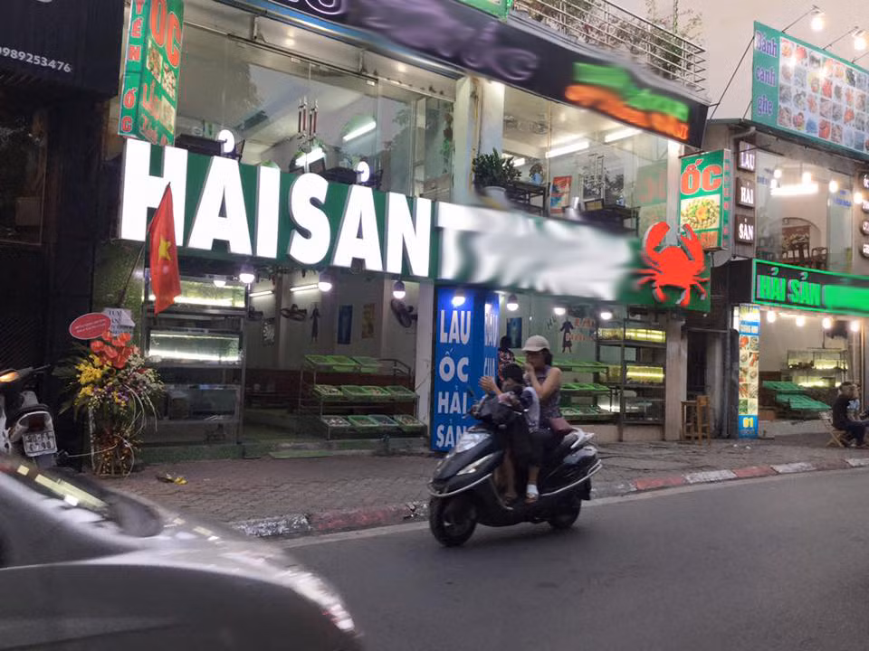 Anh Nguyễn Văn Tính, bảo vệ của một quán Hải Sản ở Hồ Tây cho biết: "Mặc dù nước Hồ Tây được xục khí oxy nhưng vẫn rất nặng mùi. Vì thế phần lớn cửa hàng vẫn phải đóng cửa. Nhiều quán cố mở bán nhưng rất vắng khách. Một phần nguyên nhân do không khí ô nhiễm mặt khác đa số khách lo sợ các mặt hàng thủy hải sản nhà hàng bán là bắt từ Hồ Tây lên...". Trong ảnh là một nhà hàng hải sản vắng khách.