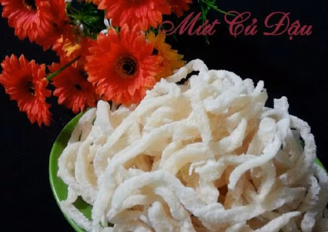 Cuối cùng bạn cho củ đậu vào chảo và sên lửa trung bình cho đến khi gần cạn nước thì cho vani vào đảo đều đến khi cạn nước và mứt có độ dẻo quánh thì tắt bếp. Bạn tiếp tục đảo đến khi mứt khô và có đường kết tinh bám trên mứt là được. Bạn có thể tạo màu cho mứt bằng chanh leo cũng rất ngon. Ảnh: Toinayangi.