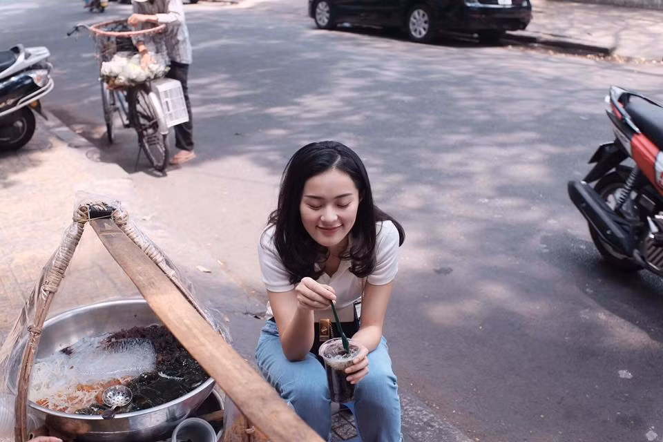 Hạ Vi thản nhiên ăn vặt ngoài phố sau khi đính chính vẫn yêu Cường Đô la.