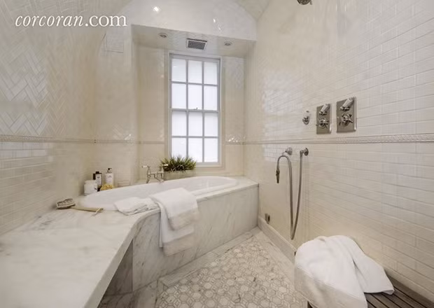 Phòng tắm ốp đá cẩm thạch thiết kế theo phong cách Thổ Nhĩ Kỳ, căn phòng này nằm giữa hai góc của ngôi nhà.