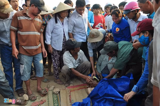 Thi thể một học sinh được vớt lên.