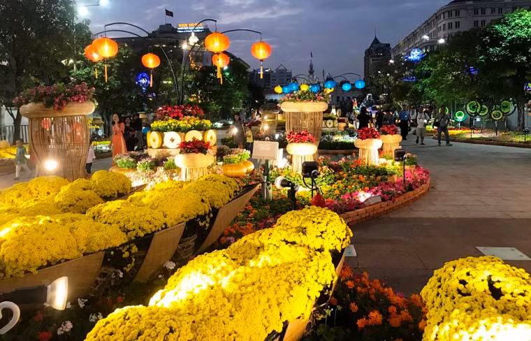 Mỗi phân đoạn có sự trang trí khác nhau nhưng chủ đề chính là chú chó linh vật của năm. 