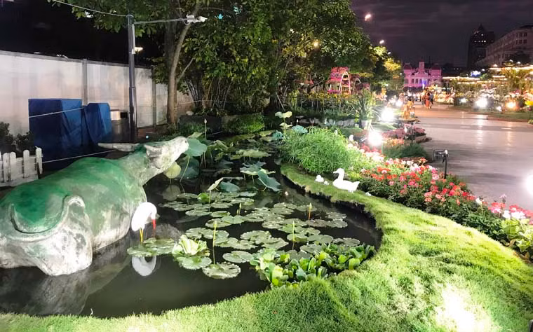 Bối cảnh đồng quê với con trâu, cây lúa nước... được tái hiện trên đường hoa Nguyễn Huệ 2018