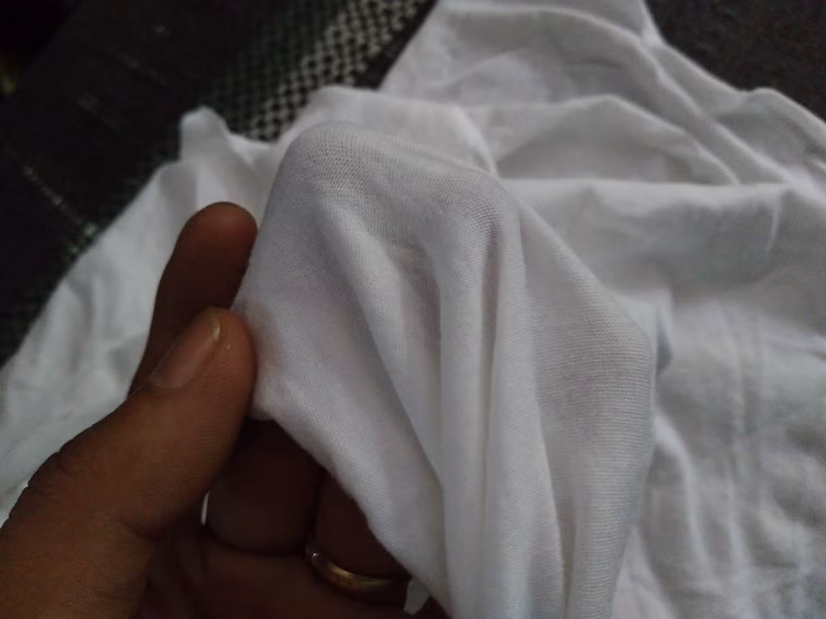 Thay đổi cơ bản nhất là khuôn mặt bị biến dạng, trở nên bất bình thường hơn khi còn sống. Để những người đến viếng không sợ hãi, người nhà phải trùm khăn trắng cho tử thi.