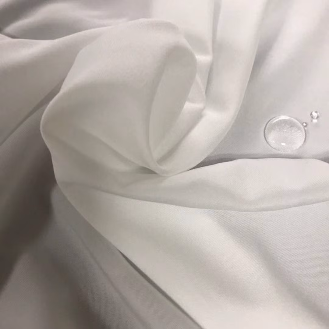  Lý do thứ hai: Tránh để người viếng thăm hoảng sợ. Phong tục này không hoàn toàn là mê tín vì nó có một số cơ sở khoa học. Cơ bắp của con người bị co rút, đặc biệt là sau khi qua đời đột ngột, một số cơ vẫn có thể co lại. Điều này dẫn đến một số thay đổi trên thi thể của người đã khuất.