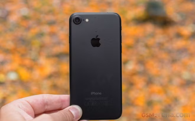 Tương tự iPhone 8, người dùng cũng không nên mua iPhone 7. Hiện tại, chỉ còn ít cửa hàng bán iPhone 7 qua sử dụng với giá 3,2-3,8 triệu đồng. Bên cạnh cấu hình yếu và dung lượng pin kém, có khả năng iPhone 7 bị dừng cập nhật iOS trong 1-2 năm tới. Ngay cả khi nâng cấp iOS 15, hiệu năng của máy cũng không được đảm bảo về lâu dài so với những thiết bị mới hơn. Ảnh: GSMArena.