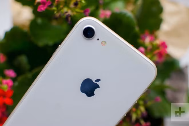 Ra mắt cùng năm với iPhone X, iPhone 8 từng là một trong những smartphone được yêu thích với thiết kế nhỏ gọn và cấu hình mạnh. Sau 4 năm, thiết bị cũng không còn được bán chính hãng, chỉ còn máy qua sử dụng với giá 4-5 triệu đồng. Ảnh: Digital Trends.