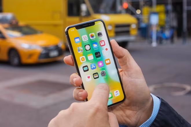 Được Apple thay đổi nhiều trong thiết kế và tính năng nhằm kỷ niệm 10 năm iPhone ra đời, tuy nhiên iPhone X bị người dùng phàn nàn về dung lượng pin thấp, màn hình OLED xuất hiện sọc hoặc lỗi Face ID sau một thời gian sử dụng. Ảnh: CNET.
