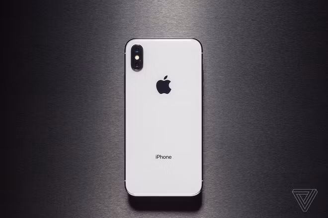 iPhone X được ra mắt năm 2017, hiện không còn được bán chính hãng tại Việt Nam. Model này đang xuất hiện dưới dạng qua sử dụng với giá 7,5-9 triệu đồng cho phiên bản 64 GB, tùy tình trạng và cửa hàng. Ảnh: The Verge.