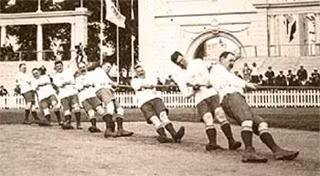 Trận kéo co gây tranh cãi nhất lịch sử Olympic là trận giữa hai đội Anh và Mỹ năm 1908. Vào năm này, đội Anh đã dành chiến thắng và bị đội Mỹ phản đối vì đội Anh đi loại giày không đúng quy định. Tuy nhiên, chiến thắng của đội Anh vẫn được ban tổ chức công nhận.