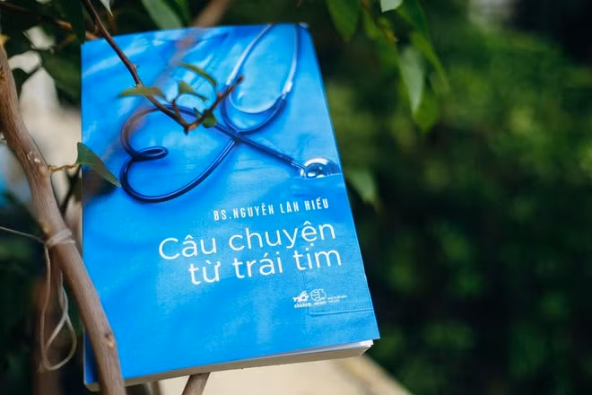 3. Càng trong những hoàn cảnh khó khăn, tình người sẽ càng tỏa sáng lấp lánh. Tác phẩm Câu chuyện từ trái tim của bác sĩ Nguyễn Lân Hiếu là một trong những ví dụ chứng minh điều đó. Cuốn sách tập hợp nhiều câu chuyện nhân văn, thấm đẫm tình người ở ngay tại nơi mà ranh giới giữa sự sống và cái chết hiện ra rõ nét nhất. Ảnh: Nhã Nam.