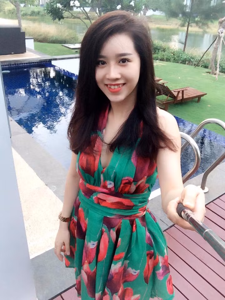 Bà được khen ngợi là trẻ đẹp hơn tuổi, cô cháu gái với nụ cười rất duyên, ngoại hình bắt mắt cũng trở thành tâm điểm chú ý của dân mạng.