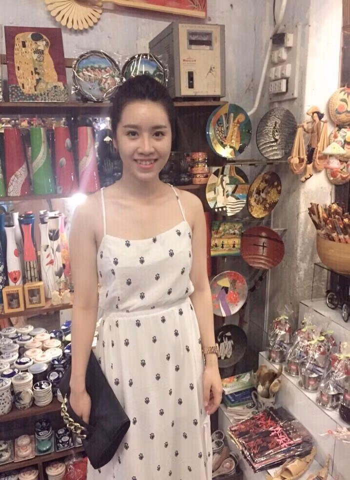 Bà trẻ của Thu Thảo không chỉ có ngoại hình trẻ đẹp hơn tuổi mà còn có tính tình vui vẻ. Trong một lần cao hứng hai bà cháu đã chụp ảnh cùng nhau và bức ảnh kèm theo thông tin về tuổi thật của bà đã vô tình gây sốt trên mạng.