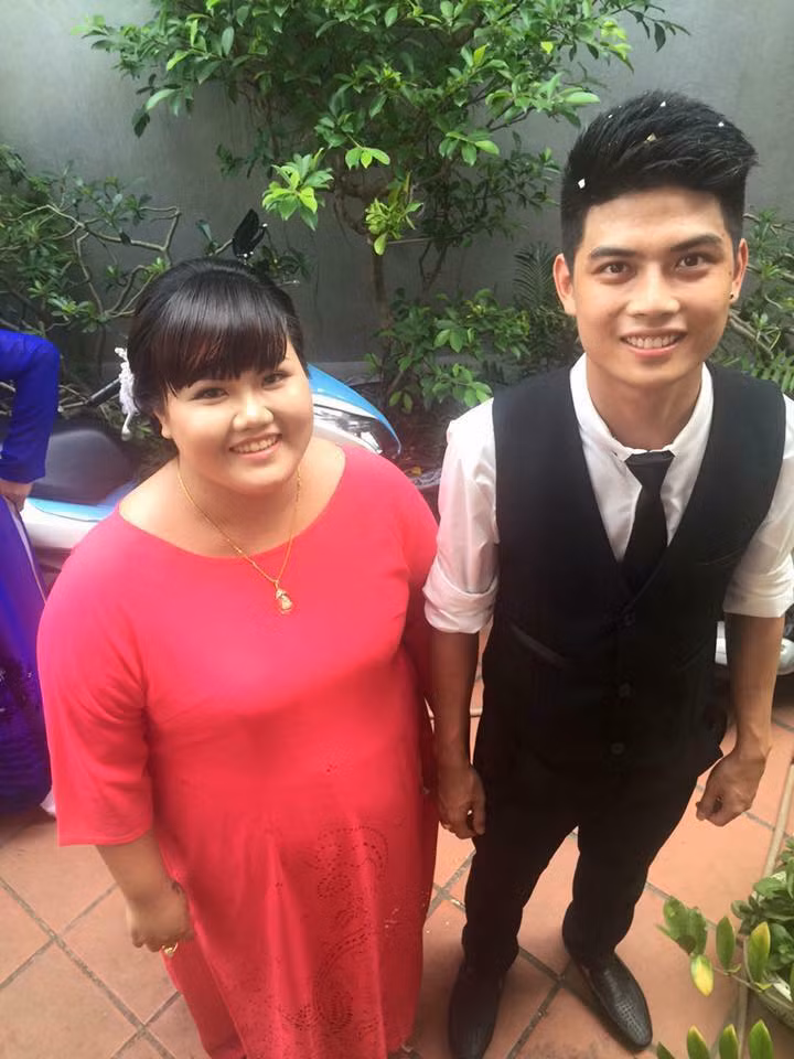 Nguyễn Thanh Tùng và Lê Thanh Mai là " cặp đôi số 10" rất thú vị đang được nhiều dân mạng Việt, bạn trẻ quan tâm. Cặp đôi cùng sinh năm 1992, quê gốc Quảng Ninh được dân mạng Việt biết đến sau loạt ảnh chụp trong đám ăn hỏi, trong đó chú rể đẹp trai sung sướng, vui cười đứng bên cô dâu béo tròn, nặng hơn mình ngót nghét 30kg.