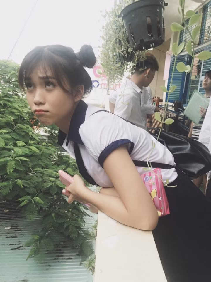 Phương TiTi được nhiều bạn trẻ dành tặng danh hiệu hot girl. Cô nữ sinh hàng không xinh đẹp, hay cười và có thân hình cao ráo từng lọt vào top 14 Hot Vteen 2014 và đã tích cực tham gia nhiều hoạt động, dự án nghệ thuật từ khi còn là học sinh cấp 3.