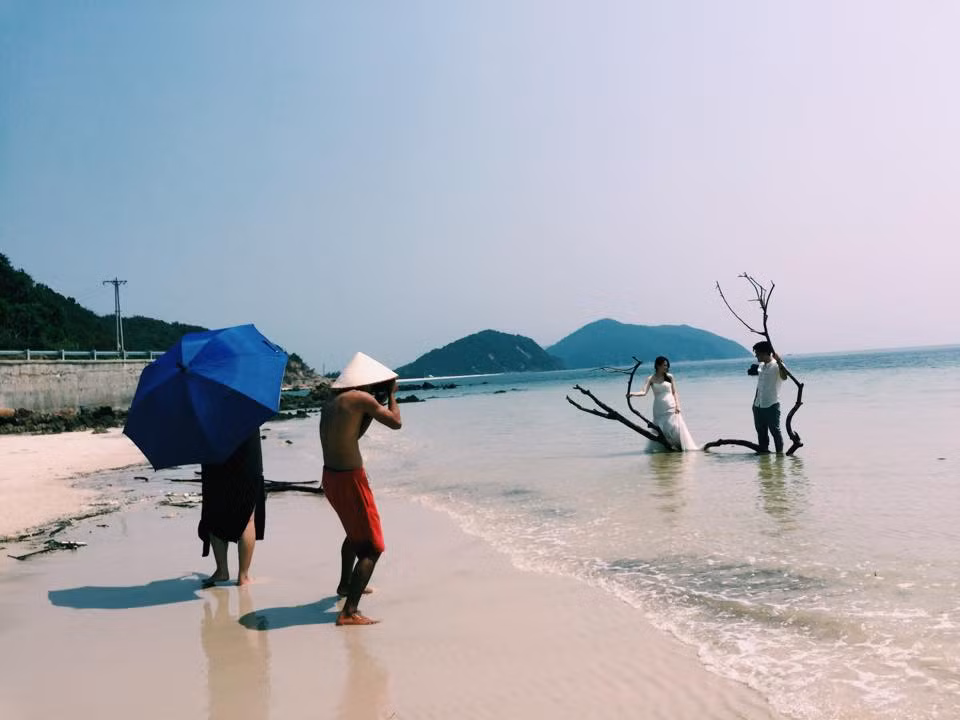 Chuyện phải đội nắng, đội mưa, lội bùn, tắm mình trong nước biển… là điều quá đỗi bình thường với những thành viên trong ekip chụp ảnh cưới. Dù đôi khi vất vả, gặp nhiều sự cố nhưng những công sức đó sẽ được bù đắp xứng đáng khi những bức ảnh cưới lung linh ra đời.