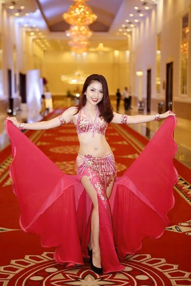 Quyết định này của bố Hải Anh là do thời điểm 5-6 năm trước, bellydance – múa bụng còn là một điều gì đó rất xa lạ với người Việt, càng không phổ biến với những người trẻ tuổi, đang ở lứa tuổi học sinh như Hải Anh khi đó.