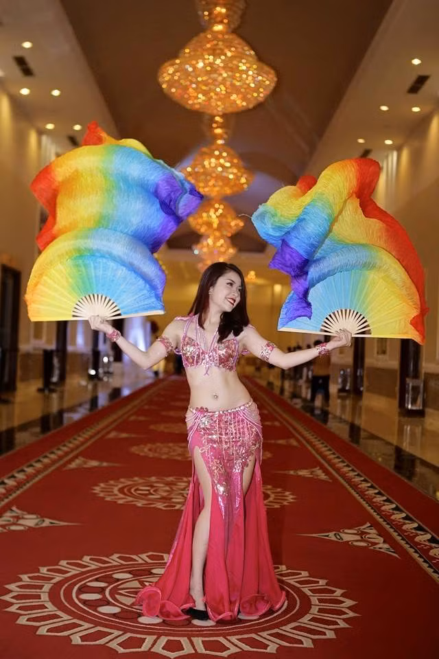 Không được gia đình ủng hộ, nhưng vì quá say mê, Hải Anh đã có lần bỏ tiết học văn hóa ở trường, trốn nhà đi tìm giáo viên dạy múa bụng. Cô nàng từng bị bố mẹ trách mắng, phạt rất nhiều… thậm chí là giám sát mọi hoạt động sau khi để lộ chuyện trốn nhà đi học múa bụng.