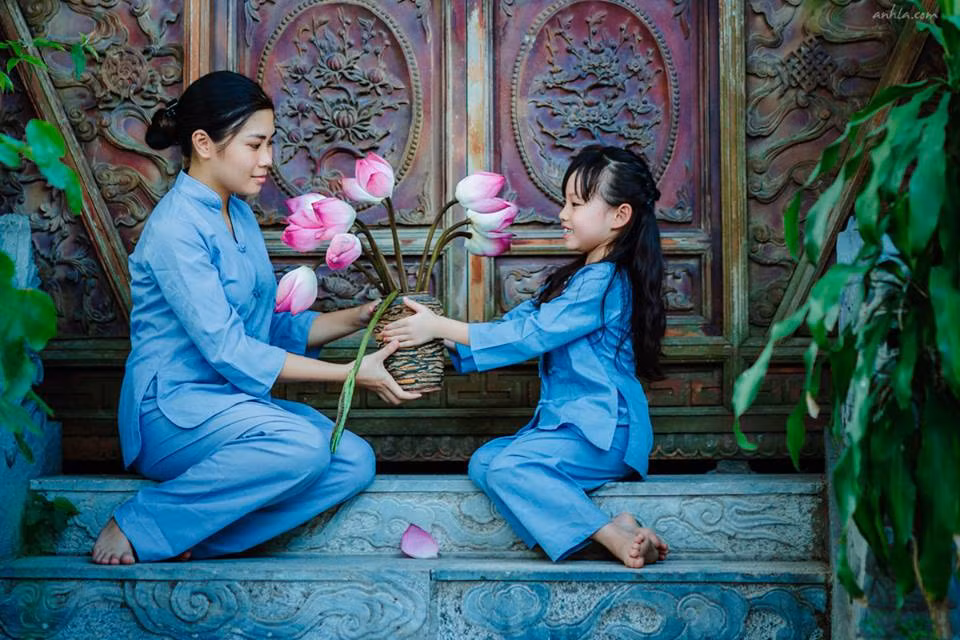 Ngắm vẻ xinh xắn, tự nhiên của bé mẫu nhí 7 tuổi Nguyễn Hoàng Vân Khánh trong bộ ảnh chào đón lễ Vu Lan.
