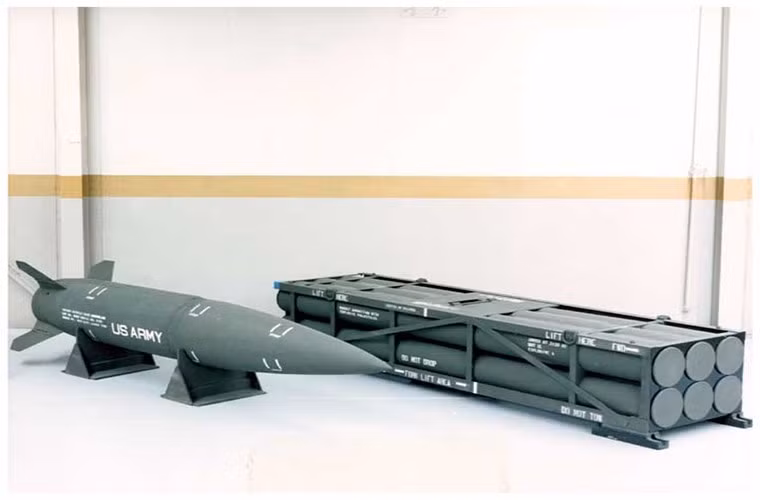 Ví dụ phiên bản đầu tiên MGM-140A Block mang đầu đạn chùm chứa 950 quả bom nhỏ chống bộ binh M74 với tầm bắn tối đa chỉ 128km.