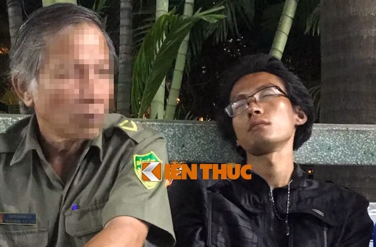 Kẻ điên cuồng (áo đen) gây ra vụ chặt chém kinh hoàng hàng loạt kính chiếu hậu của nhiều xe ô tô đang lưu thông trên đường phố Sài Gòn.
