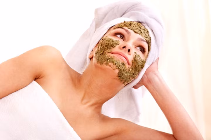 Cắt bơ và kiwi làm đôi và nghiền nhỏ rồi trộn chúng lại với nhau để đắp lên mặt trong vòng nửa giờ, sau đó thực hiện các bước dưỡng ẩm.