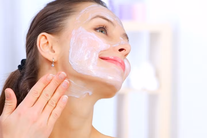 Trộn dứa, đu đủ tạo thành mặt nạ đắp lên mặt để có làn da khỏe mạnh hơn.