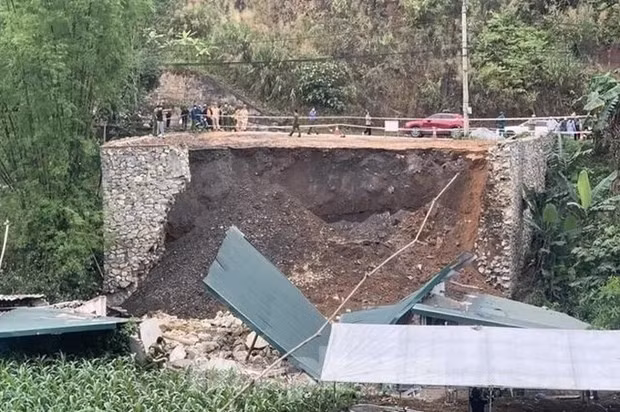  Sạt lở nhà ở Cao Bằng, 3 người tử vong, 2 người bị thương: Sáng 30/4, tại khu vực phường Duyệt Trung, thành phố Cao Bằng, tỉnh Cao Bằng, đã xảy ra sạt lở nhà, khiến 3 người tử vong, 2 người bị thương phải đi bệnh viện cấp cứu. Bờ kè này mới được xây, sau đó đổ đất vào, tạo mặt bằng. Công trình hoàn thành chưa lâu thì xảy ra sự việc thương tâm kể trên.