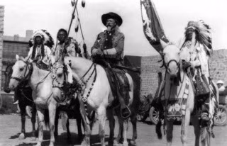  Hình ảnh đây là 1 buổi diễn của Chương trình miền Tây hoang dã của Buffalo Bill. Chương trình này là một trong những chương trình có ảnh hưởng nhất miền Viễn Tây, chỉ tuyển những người trình diễn giỏi nhất. Những chương trình này giống như 1 series tái hiện lại và lãng mạn hóa cuộc sống vùng biên giới Mỹ. 